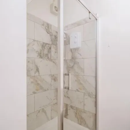 Contemporary 5 Bedroom Flat דירה לידס