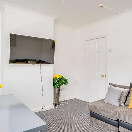 Contemporary 5 Bedroom Flat דירה לידס