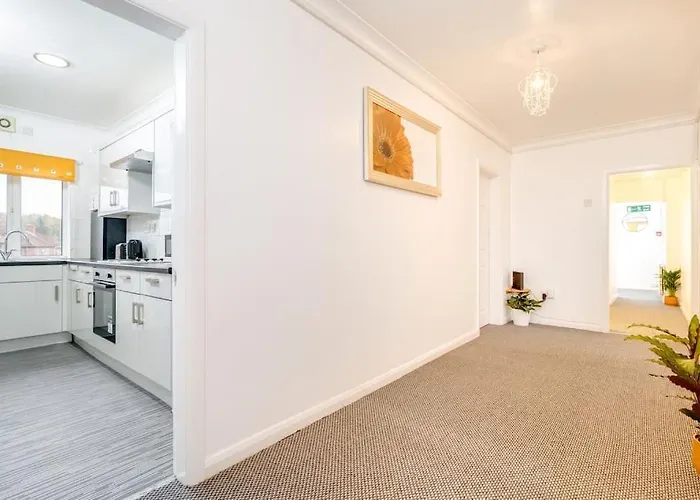 Contemporary 5 Bedroom Flat Apartment