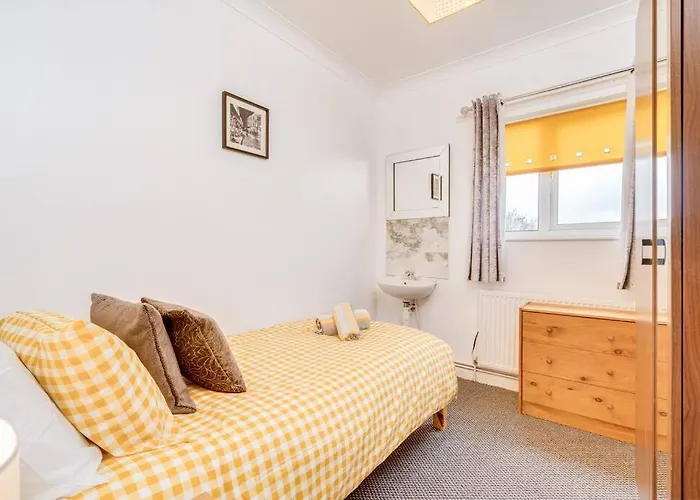 Contemporary 5 Bedroom Flat Leeds (West Yorkshire)