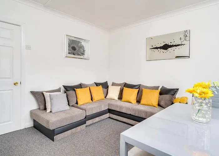 Contemporary 5 Bedroom Flat