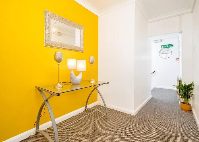 Contemporary 5 Bedroom Flat Leeds (West Yorkshire)