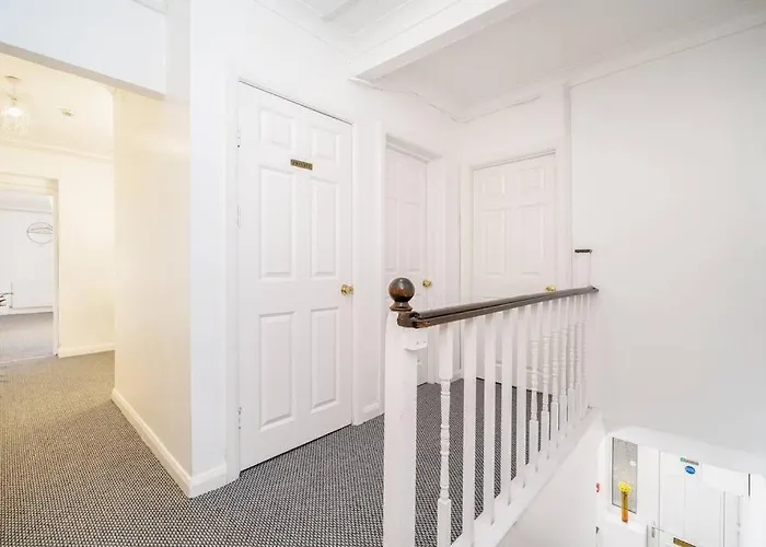 Contemporary 5 Bedroom Flat Apartment