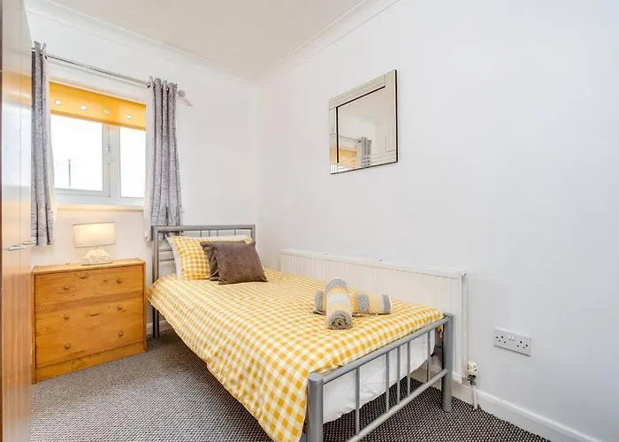 Contemporary 5 Bedroom Flat * Leeds (West Yorkshire)