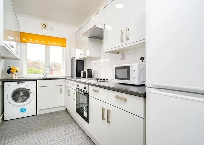 Contemporary 5 Bedroom Flat Apartment Leeds (West Yorkshire)