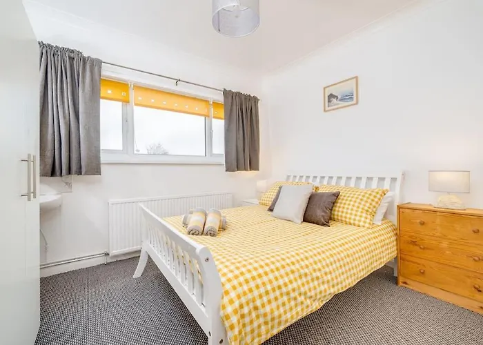 Contemporary 5 Bedroom Flat *