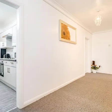 Contemporary 5 Bedroom Flat Appartement