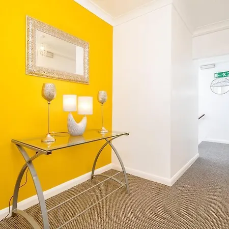 Contemporary 5 Bedroom Flat Leeds (West Yorkshire)