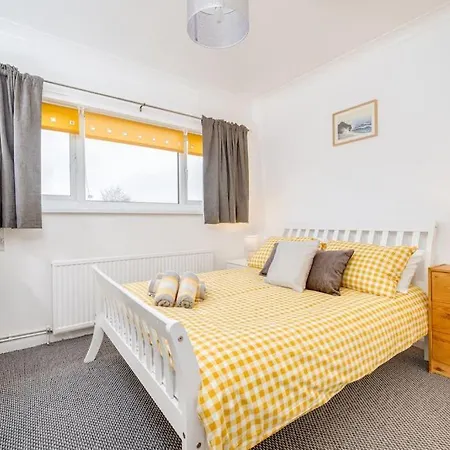 Contemporary 5 Bedroom Flat *